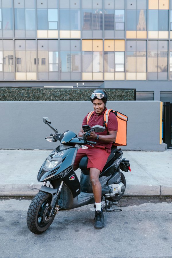 Porte téléphone scooter : roulez connecté et en toute sécurité